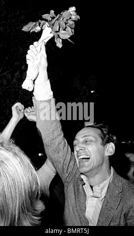 Harvey Milk, célèbre sa victoire électorale en tant que superviseur de San Francisco, sur Castro St. 8 Novembre 1977 Banque D'Images