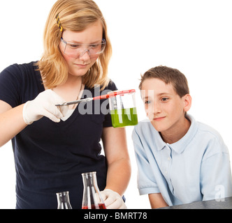 Deux enfants faire de la science experiment in chemistry class. Arrière-plan blanc. Banque D'Images