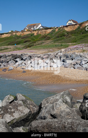 Falaise et maisons en pierre de roche les défenses maritimes épis à Barton sur mer Banque D'Images