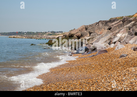 Les falaises de roches protégeant de l'érosion à Barton sur Mer à Hampshire Banque D'Images