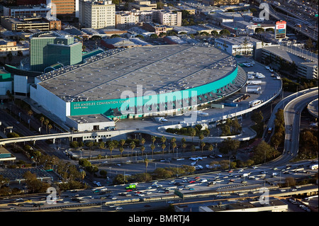 Vue aérienne au-dessus de Los Angeles Convention Centre Staples Center Centre-ville d'après-midi l'heure de pointe Banque D'Images