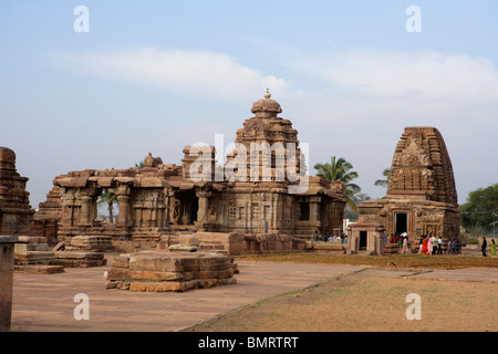 Mallikarjuna Temple sur le droit Kashivishvanatha ; Temple ; District Pattadakal Bagalkot ; plateau du Deccan, Karnataka Inde ; Banque D'Images