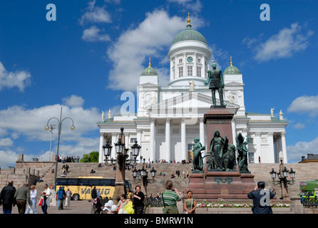 Les touristes prennent des photos dans l'avant de la ville d'Helsinki à la place du Sénat. Senaatintori, place du Sénat, Helsinki, .... Banque D'Images