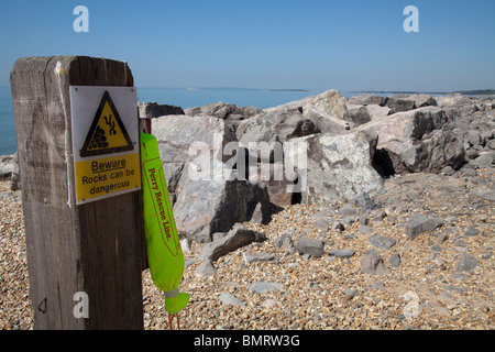 Ligne de sauvetage sur l'après au bord de mer par des rochers dangereux sign Banque D'Images