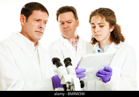 Les scientifiques et les médecins dans la lecture des résultats des tests de laboratoire étrange. Banque D'Images