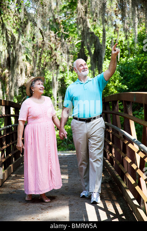 Couple en vacances en Floride marcher dans un parc tropical. Banque D'Images