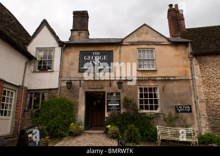 Très vieille Pub - The George Inn 1361 Laock dans Wiltshire England UK Banque D'Images