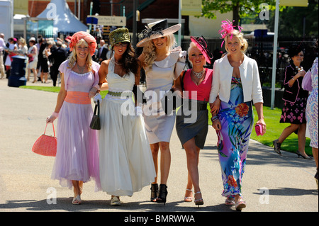 Les amateurs de course femme porter un chapeau assister à la troisième journée de Royal Ascot 2010 Banque D'Images