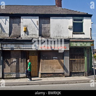 Boutiques à l'abandon, Swinton/ région de Clifton, Salford , Greater Manchester, UK Banque D'Images