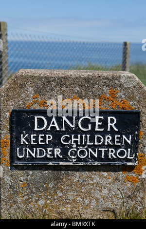 Un signe membres "DANGER Garder les enfants sous contrôle." Banque D'Images