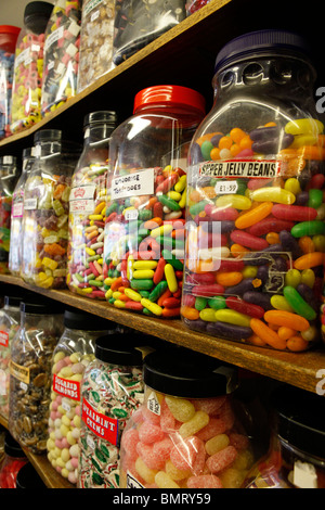 Bocaux de bonbons vrac se tenir sur les étagères d'un sweet shop. Banque D'Images