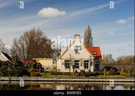 Chambre sur le canal de Broek in Waterland, Pays-Bas. Banque D'Images