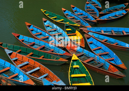 Bateaux colorés à louer sur le Lac Phewa Tal (), Pokhara, Népal. Banque D'Images