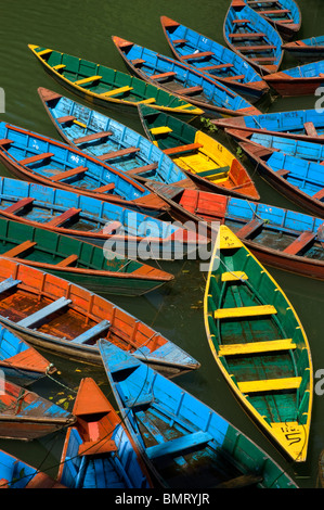 Bateaux colorés à louer sur le Lac Phewa Tal (), Pokhara, Népal. Banque D'Images