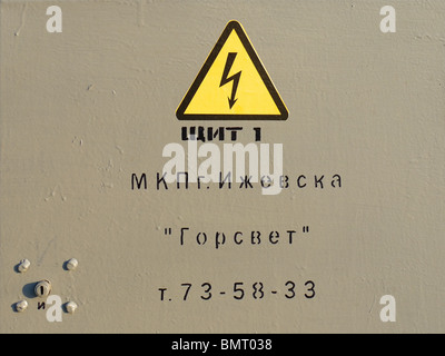 Inscription Alerte au pochoir sur le côté avant d'électricité fort à Izhevsk, République d'Oudmourtie, en Russie Banque D'Images