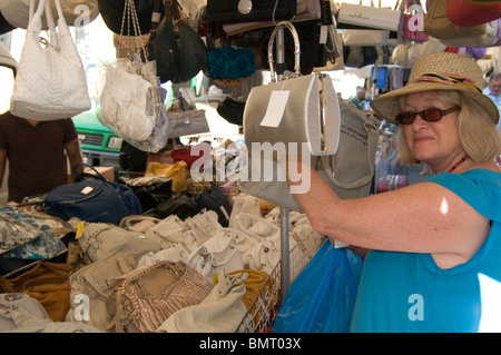 Tourist shopping dans un marché de rue Italien Banque D'Images