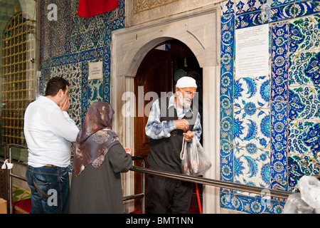 Les musulmans se rendant sur la tombe de Abu Ayyub Al-Ansari à la Mosquée Sultan Eyup, Eyup, Istanbul, Turquie Banque D'Images