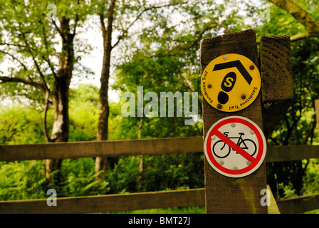 Direction et pas de vélo sur le sentier de grès dans le Cheshire. Banque D'Images