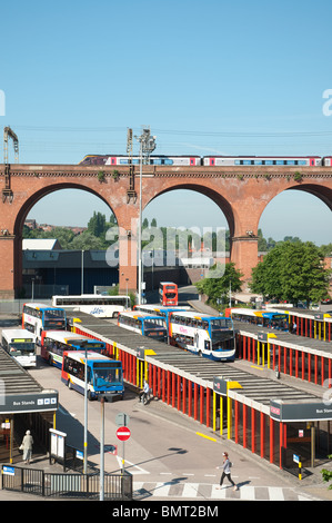 Virgin train voyage à travers viaduc Stockport Stockport avec station de bus ci-dessous. Banque D'Images