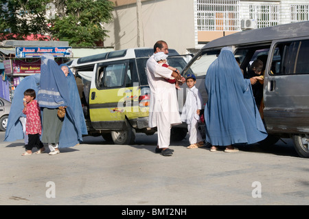 La province de Balkh en Afghanistan. Mazar. Au stand de la famille minibus , les femmes en burqas Banque D'Images