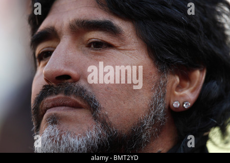L'entraîneur argentin Diego Maradona regarde les échauffements de l'équipe avant un match de la Coupe du monde de la FIFA opposant l'Argentine à la République de Corée le 17 juin 2010 à Johannesburg, en Afrique du Sud. Usage éditorial exclusif. Banque D'Images
