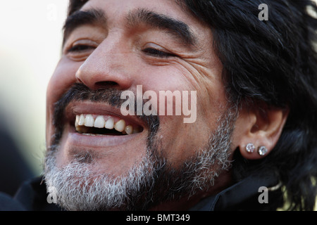 L'entraîneur de l'Argentine Diego Maradona sourit pendant une entrevue à l'écart juste avant un match de Coupe du monde 2010 contre la Corée du Sud. Banque D'Images