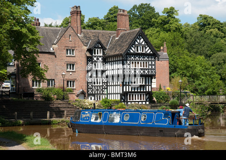 Bateau étroit passant le paquet la maison Bidgewater,Canal Worsley,Greater Manchester UK. Banque D'Images