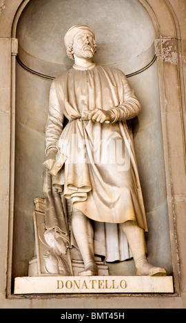 Florence - Doatello statue sur la façade de la galerie des Offices par Girolamo Torrini. Banque D'Images