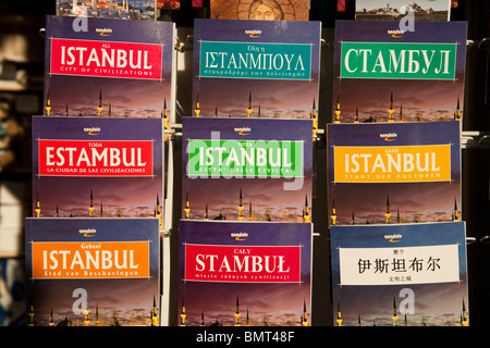 Istanbul guide de voyage de livres à vendre à l'extérieur d'une boutique, Istanbul, Turquie Banque D'Images