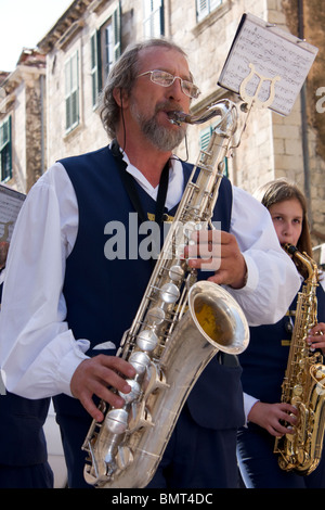 Homme avec Saxophone dans street brass band, Dubrovnik, Dalmatie, Croatie Banque D'Images