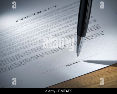 Close up d'un stylo sur le point de signer le contrat. Banque D'Images