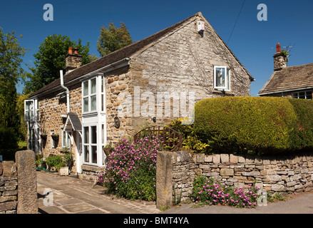 Royaume-uni, Angleterre, Derbyshire, l'espoir, Edale Road, Ivy Cottage belle maison de village avec gable pointant vers la route Banque D'Images