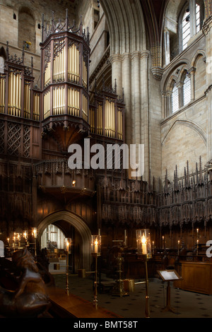 La CATHÉDRALE DE LA VILLE DE RIPON FENÊTRE D'INTÉRIEUR Ile-de-France France Banque D'Images