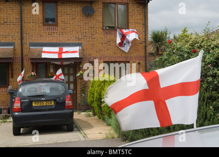 Drapeau anglais drapeaux décorés d'une maison et d'une voiture 2010excitation Coupe du monde Londres Angleterre des années 2010 Royaume-Uni HOMER SYKES Banque D'Images