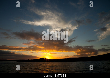 Coucher de soleil sur bartolome island dans les îles Galapagos Banque D'Images