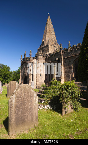 Royaume-uni, Angleterre, Derbyshire, espoir, St Peter's Parish Church et cimetière au jour ensoleillé Banque D'Images