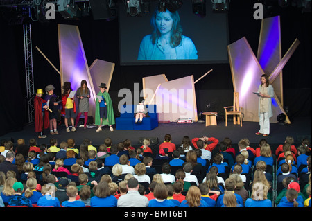 Pour l'auteur FE Higgins en atelier d'art dramatique au Hay Festival écoles de jour Hay-on-Wye Powys Pays de Galles Cymru UK Banque D'Images