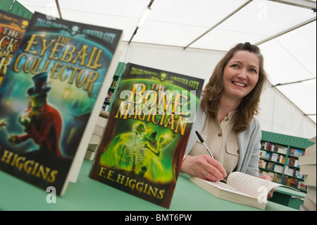 Pour l'auteur FE Higgins illustré livre signature à Hay Festival 2010 Hay-on-Wye Powys Pays de Galles UK Banque D'Images