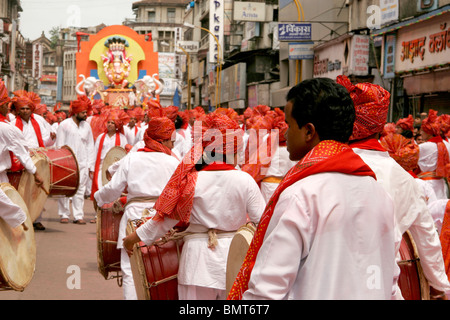 Les filles indiennes et les hommes jouant d'un instrument appelé "hol" lors de l'immersion ; le dieu Ganesh festival de Pune, Maharashtra, India Banque D'Images