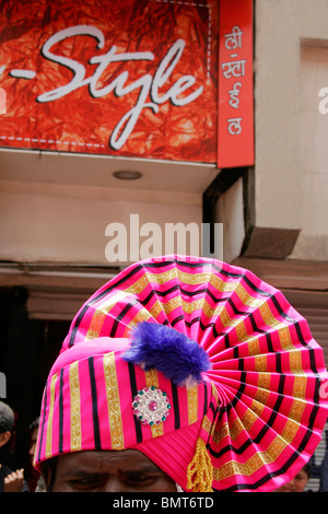 Un élégant décoré de couleurs et coiffures appelé 'topi' Avertir lors de l'immersion ; le dieu Ganesh festival de Pune, Maharashtra, India Banque D'Images