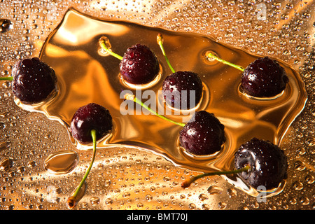 Wet sweet cherry avec les gouttelettes d'eau. Banque D'Images