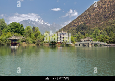 Pavilion et pont Black Dragon Pool Park Yulong Xueshan (avec Dragon Jade Mountain) Lijiang Yunnan Chine Banque D'Images