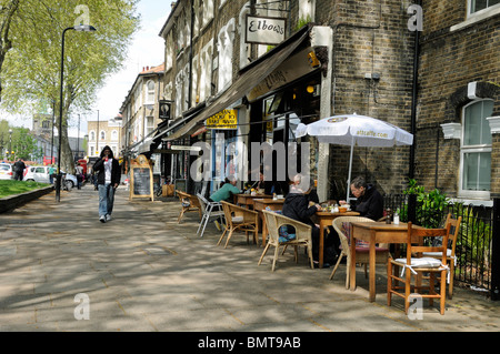 Les personnes qui mangent à l'extérieur du café coudes dans une partie branchée de Hackney Londres Angleterre Royaume-Uni Banque D'Images