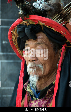 Close-up portrait Naxi Euroraum Shaman de Lijiang Yunnan Chine Banque D'Images