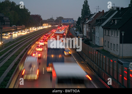 L'heure sur l'autoroute A40, Essen, Allemagne Banque D'Images