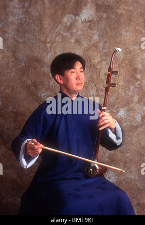 Musicien chinois jouant du erhu Banque D'Images