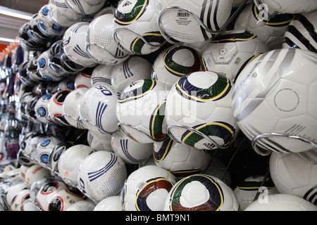 Les ballons de football dans un magasin de sport