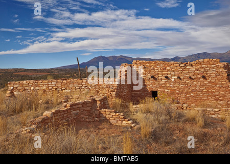 Village Puebloan reconstruit avec Abajo montagnes en arrière-plan au bord du Cedars State Park, Blanding, Utah, USA Banque D'Images