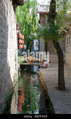 Femme avec panier de lavage de Lijiang Yunnan Chine Banque D'Images