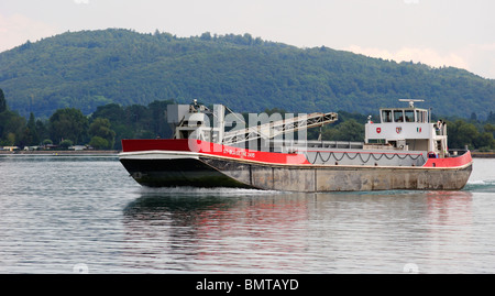 Une barge transportant du gravier - la St Blaise - sur le Lac de Neuchâtel, Suisse Banque D'Images